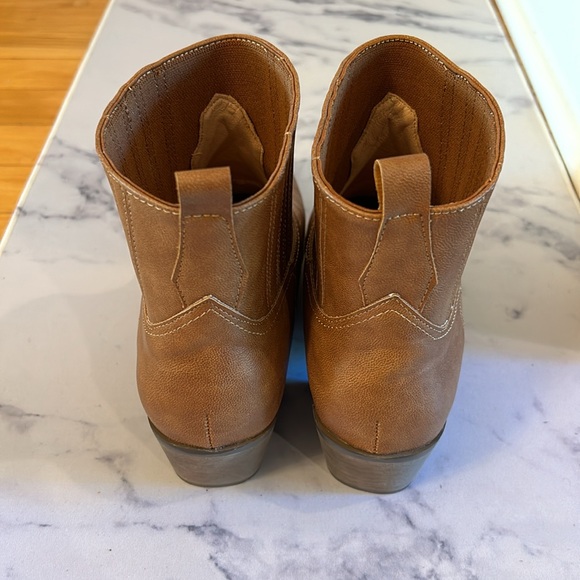 Chase + Chloe Brown Leather Western Pointed Toe Ankle Short Boot. Size: 8.5 - Picture 4 of 8